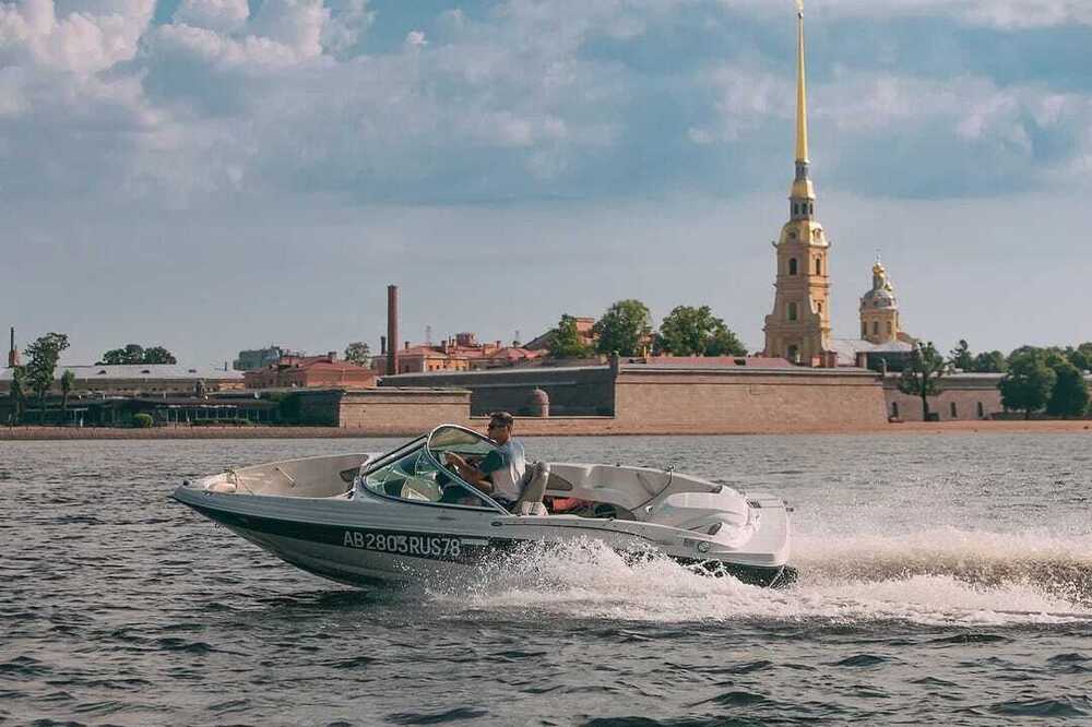 Катер Лотос
