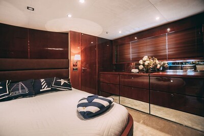 Яхта Fairline68-Аврора