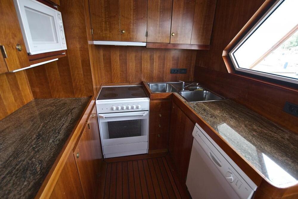 Яхта Benetti 92